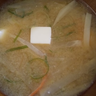「豆腐」豆腐・大根・カニかま・葱のお味噌汁